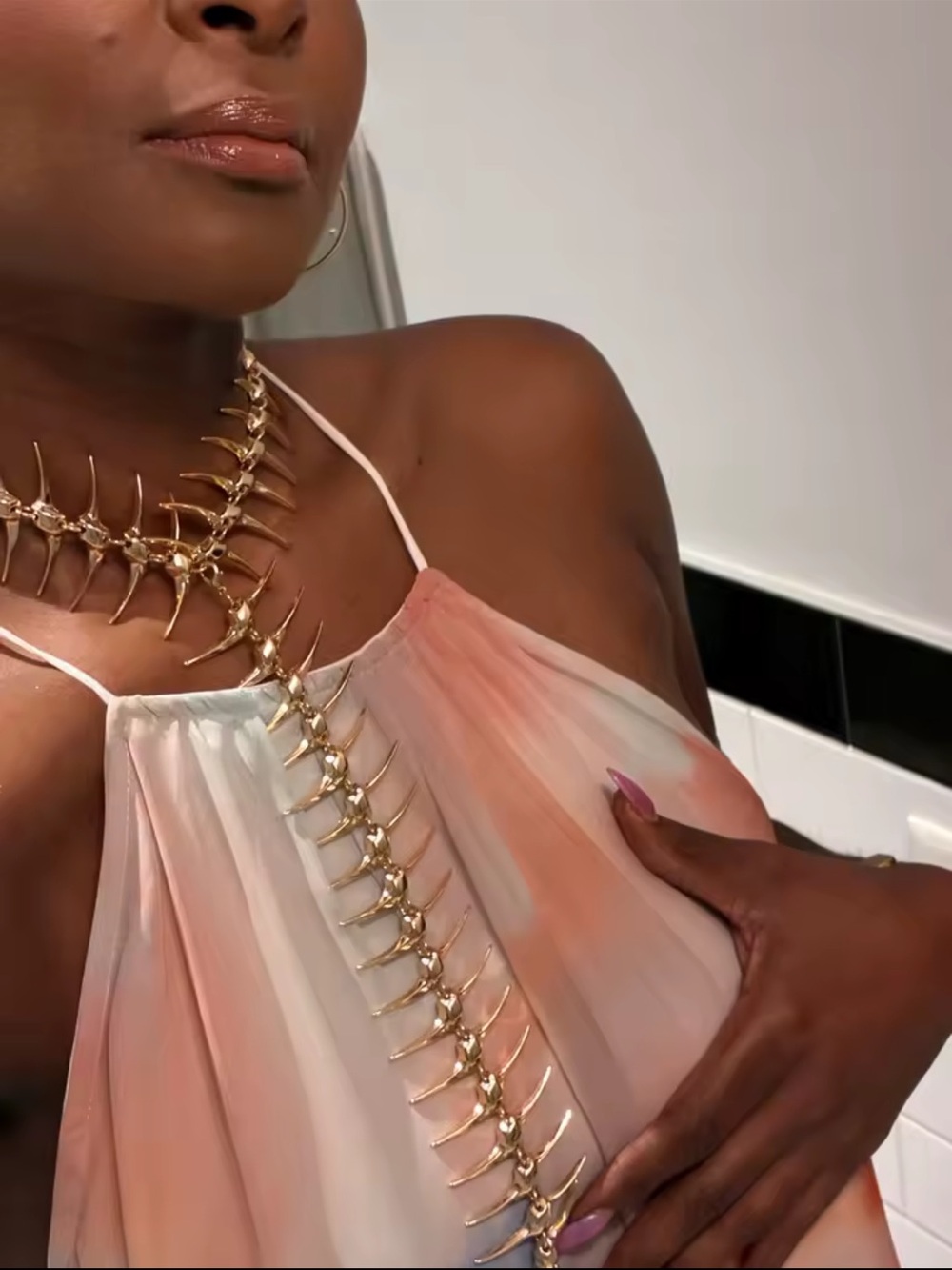 Gold Spine Back Necklace - Picture 2 of 9